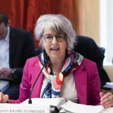Accompagnée de représentants des cantons, la ministre de la justice Elisabeth Baume-Schneider a présenté vendredi les mesures en cours pour lutter contre la violence domestique.